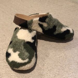 NWOT Steve Madden furry camo clogs
